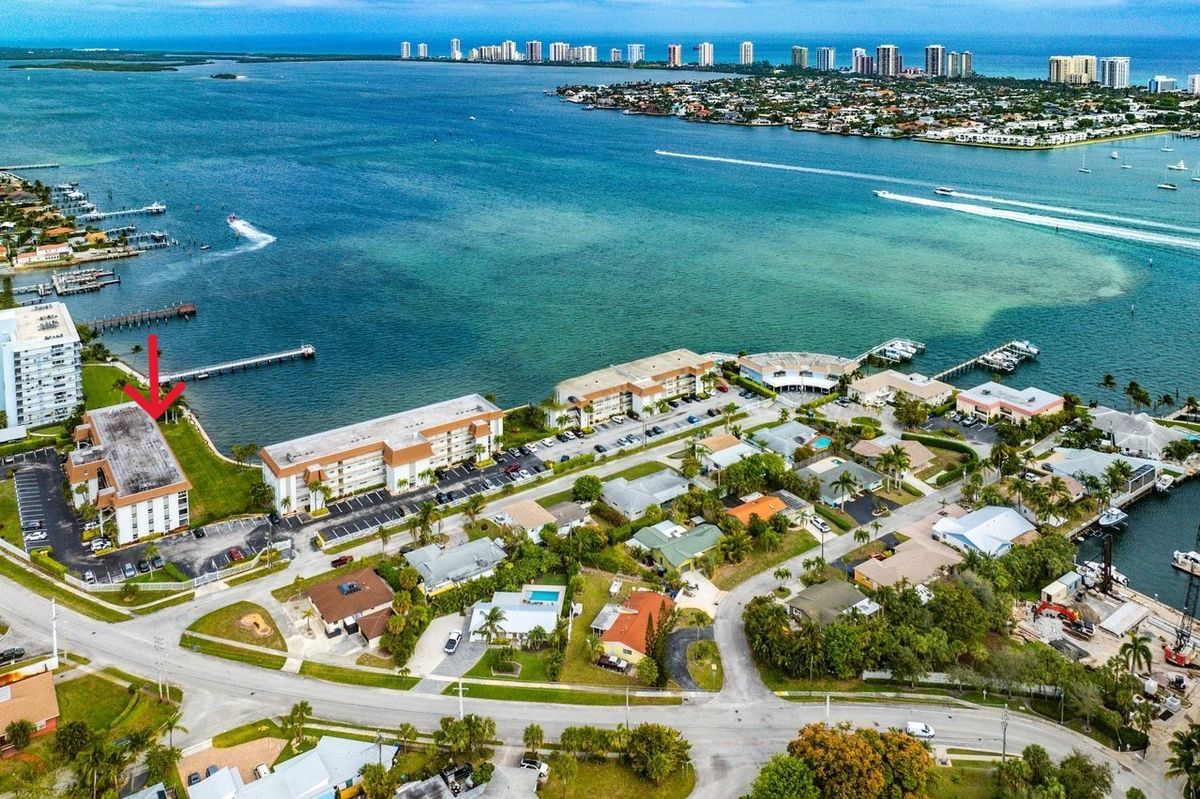 Foto principal - 2936 Lake Shore Dr