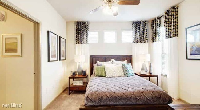 Foto del edificio - 2152 Falcon Village Ln