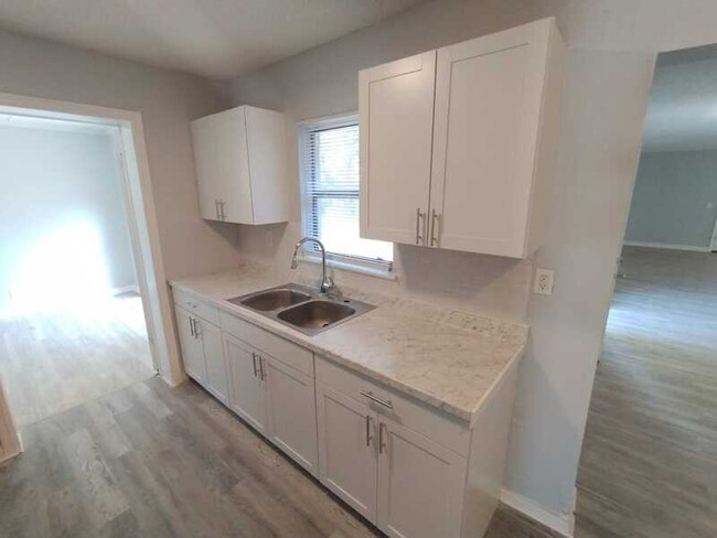 Building Photo - 2518 Drake Ave