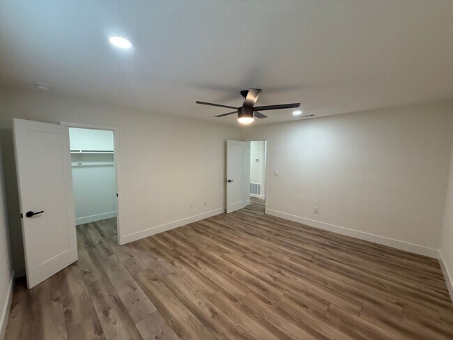 Foto del edificio - 5077 Rockford Dr