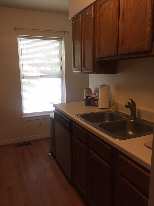 kitchen - 1282 Maple View Dr