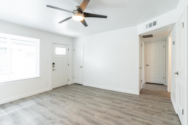 Foto del edificio - 6713 E Cheery Lynn Rd