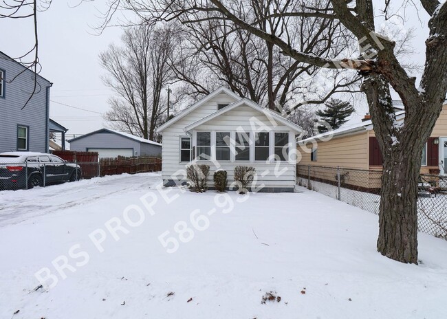 Building Photo - Charming 2-Bedroom Home with Fenced Yard