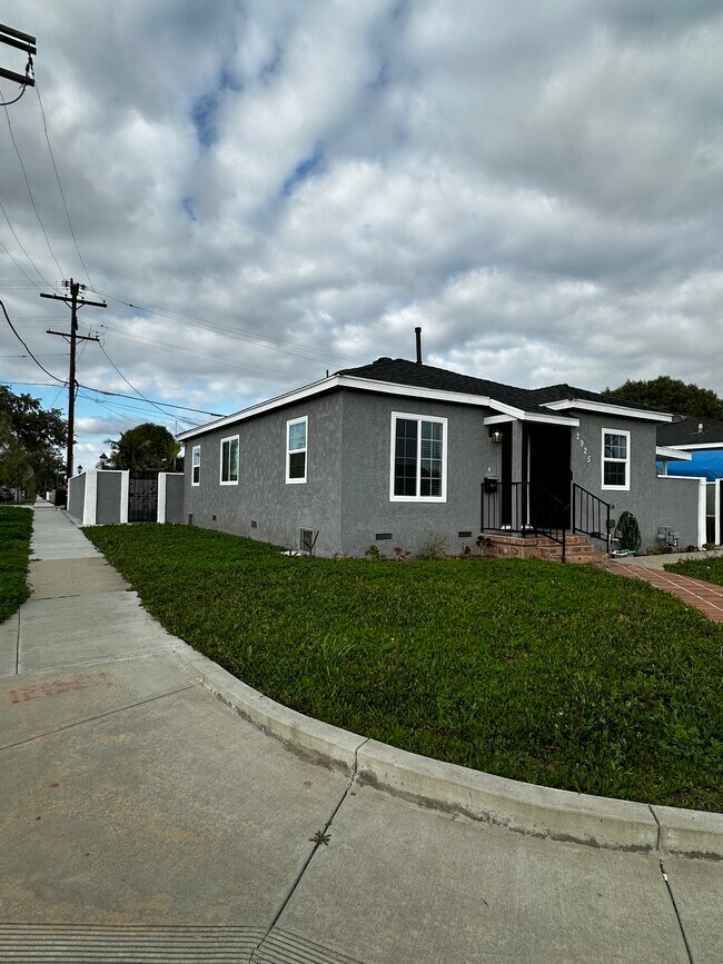 Exterior (paisajismo en curso) - 2925 Artesia Blvd