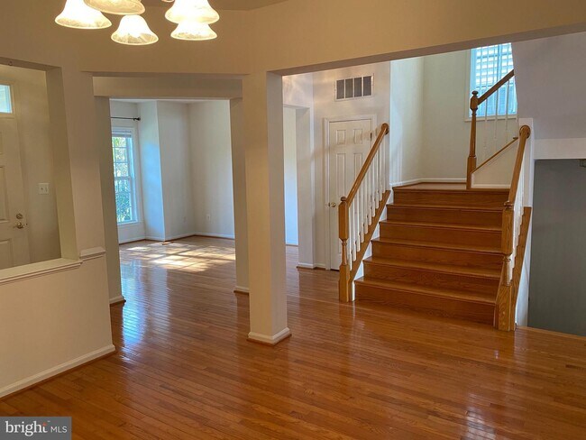 Building Photo - 726 Highland Ridge Ave
