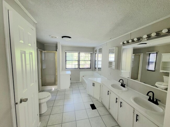 Building Photo - Stunning 3-bedroom, 2-bathroom home locate...