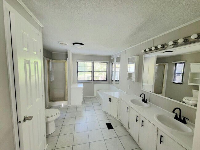 Building Photo - Stunning 3-bedroom, 2-bathroom home located in Charlotte, NC