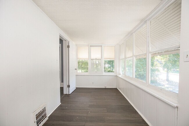 Foto del edificio - 2 BED 1 BATH SINGLE FAMILY HOME IN EUCLID!