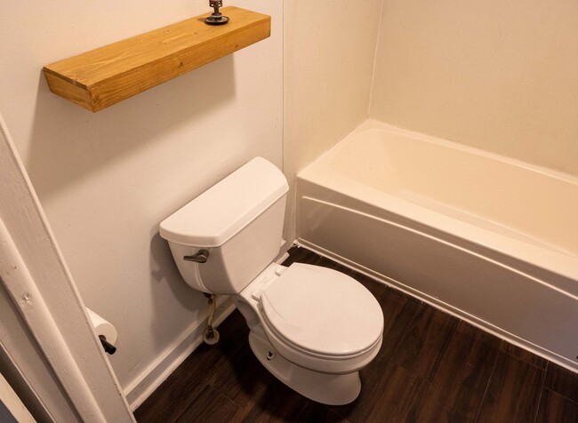 Building Photo - 2 BED, 1 BATH LOCATED ONE MILE FROM IU CAMPUS