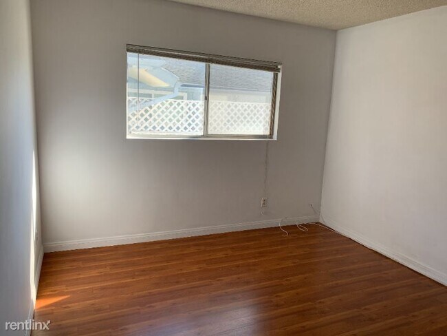 Building Photo - 2 br, 1 bath Townhome - 8202 Pershing Drive