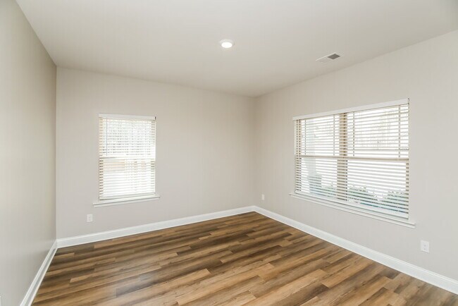 Foto del edificio - 250 Saddlechase Dr