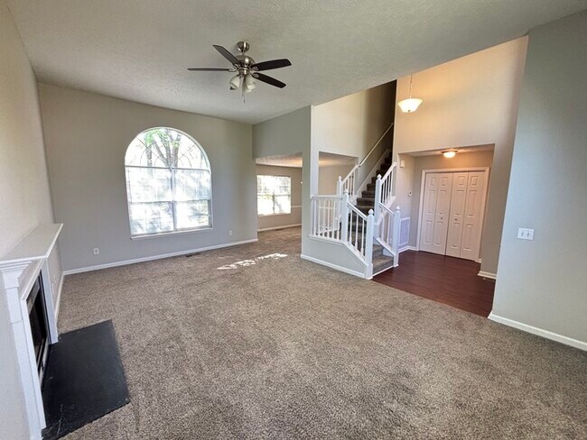 Building Photo - Oakwood home with 3 bedrooms, 2 car garage...