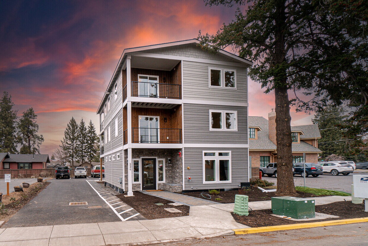 Primary Photo - Spacious 1075 SF 2 bed in the Heart of Bend