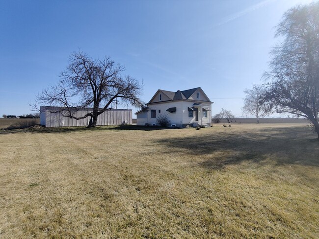 Foto del edificio - Large country setting home North of Pasco