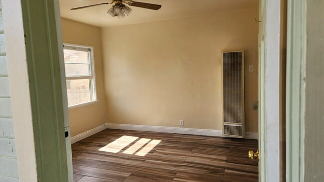 Building Photo - 618 N Juanita Ave