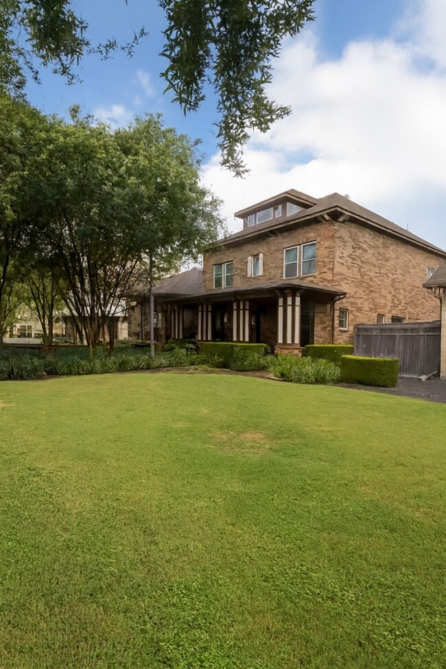 Foto del edificio - 907 Arden Oaks Dr