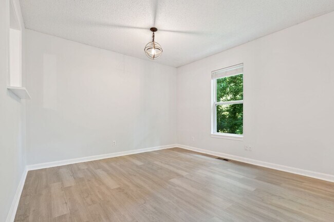 Foto del edificio - Nicely Remodeled 3 Bedroom House on Cul-de-Sac with Walkout Basement!