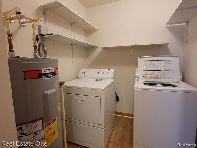 Foto del edificio - 15815 Lakeside Dr