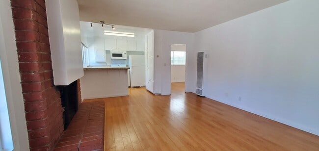 Building Photo - 3822 Ocean Dr