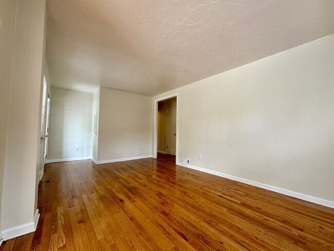 Foto del edificio - Beautiful 2 bedroom, 1.5 bathrooms plus an office!! Available NOW!