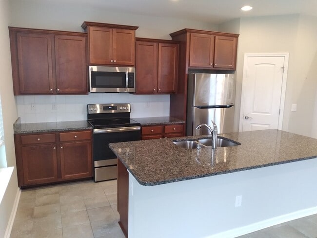 Building Photo - ONE MONTH FREE with a sixteen-month lease. NEW PAINT! 3 Bedroom Town Home With Garage at Bridgewa...