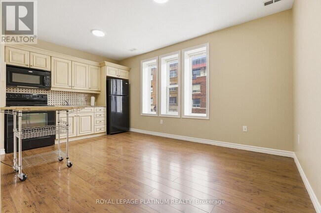 Photo du bâtiment - 120 Sherman Ave S