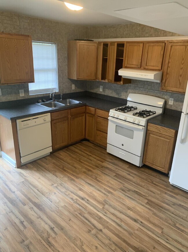 Building Photo - "Charming 3-Bedroom Townhouse with Hardwoo...