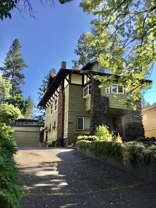 La entrada está en el lateral junto al garaje. - 518 W. 15th Avenue