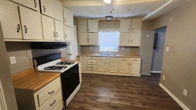 Foto del edificio - Affordable 2BR, 1BTH flat with utilities included & convenient location!