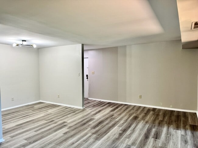 Building Photo - 1208 Schaub Dr