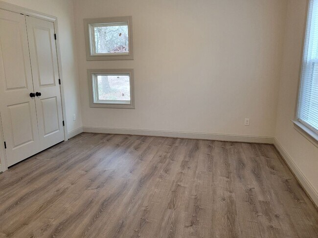 Foto del edificio - 8601 Oakridge Dr
