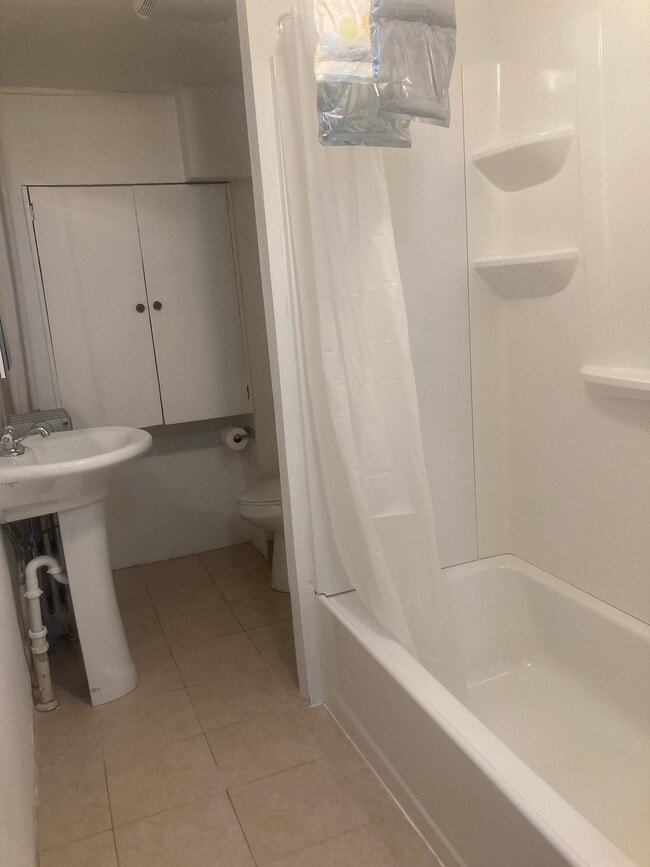 Building Photo - 527 Garden St