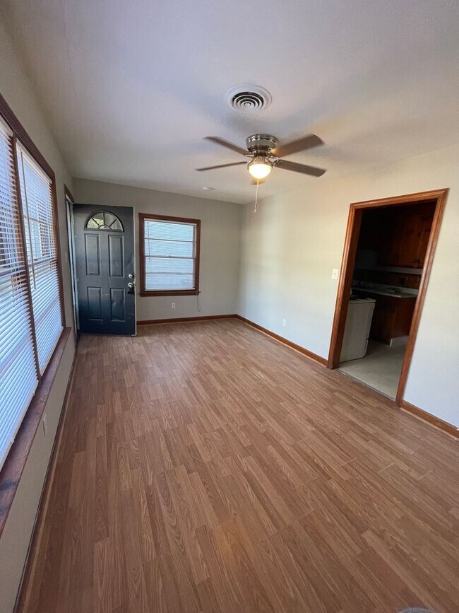 Building Photo - 2 bedroom 1 bathroom Duplex style home ava...