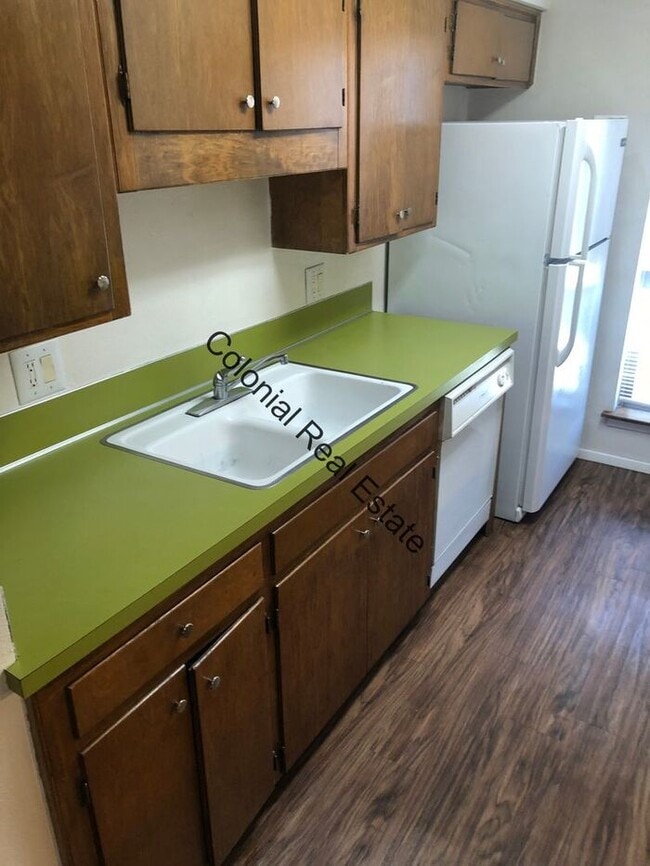 Foto del edificio - Spacious 2 Bedrooms 1 bathroom Apartment For Rent