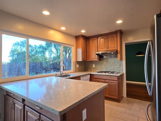 Foto del edificio - Spacious Tri-Level Home, 11.5kW Solar, 30kW Backup Batteries, Car Charger, A/C, Remodeled Inside ...