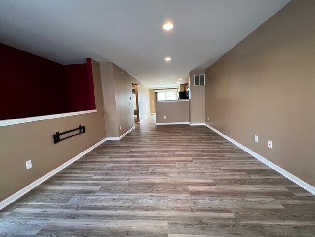 Foto del edificio - 27971 Hopkins Dr