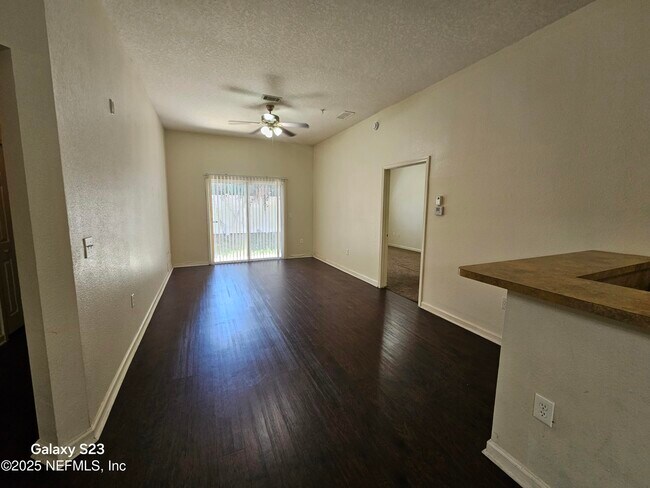 Foto del edificio - 6788 Manotak Oaks Dr