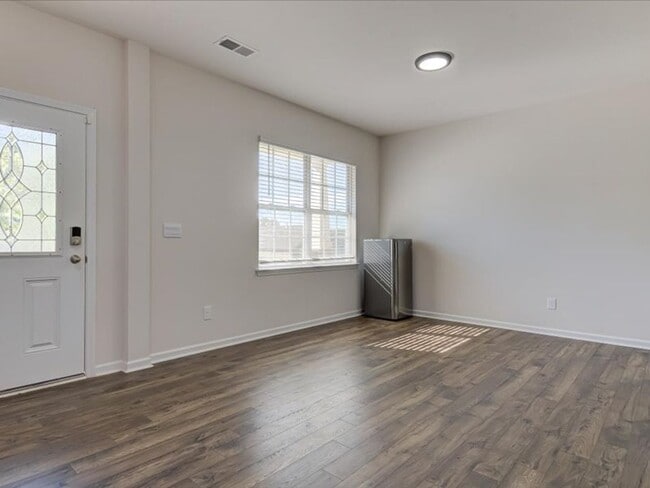 Building Photo - Beautiful 4 Bed, 3.5 Bath Rental with Gran...