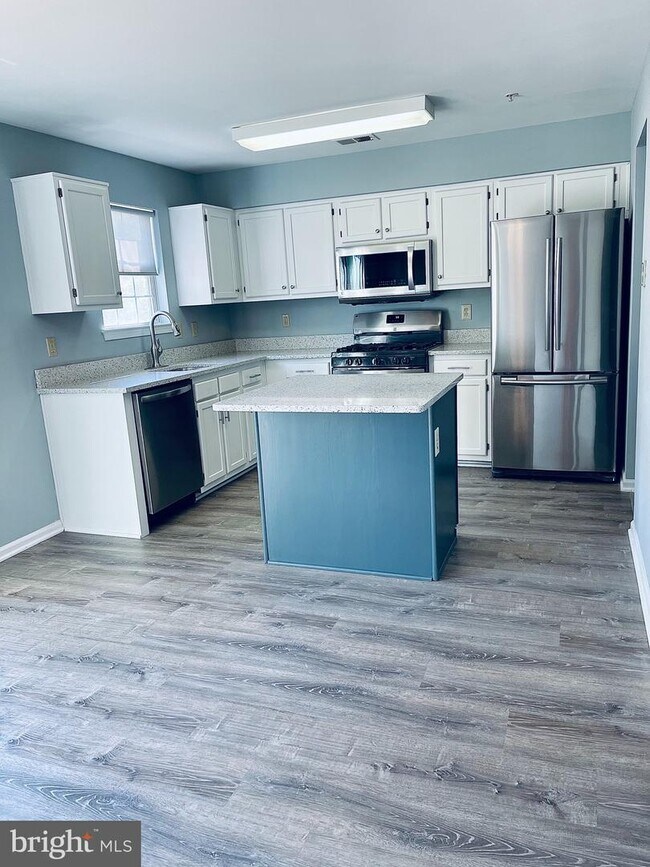 Building Photo - 2026 Pawlet Dr