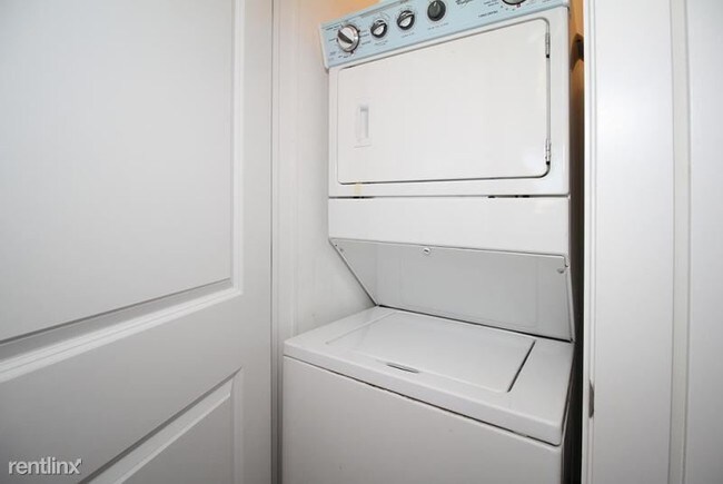 Building Photo - 2 br, 2 bath  - 3041 N Sheffield Ave Unit 112