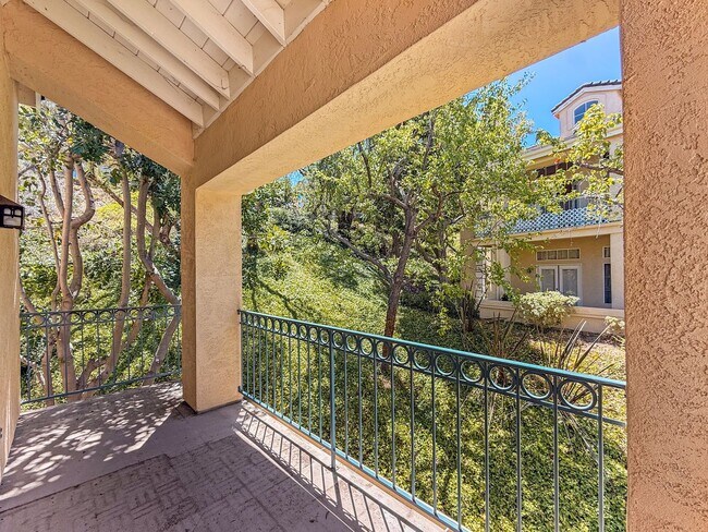 Foto del edificio - SD: 2BD/2BA Townhome with Private Balcony, 2-Car Garage, and Loft!