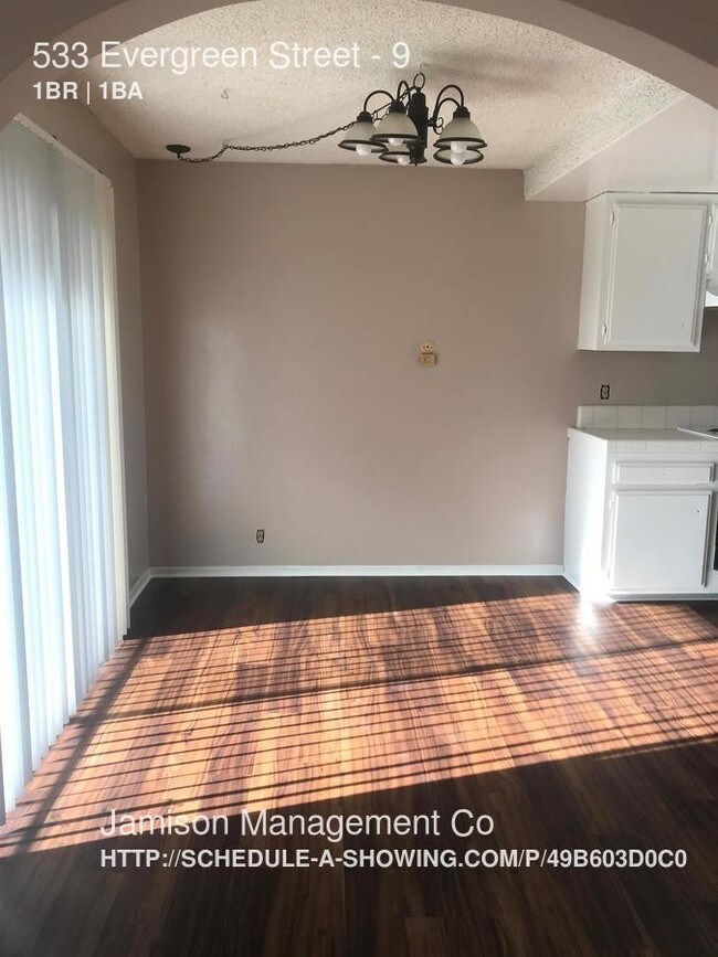 Foto del edificio - 533 Evergreen St