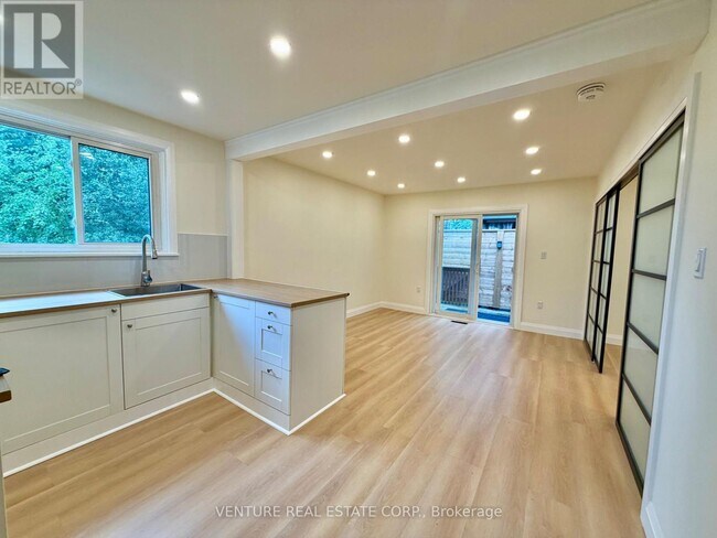 Photo du bâtiment - 1329 Belair Crescent