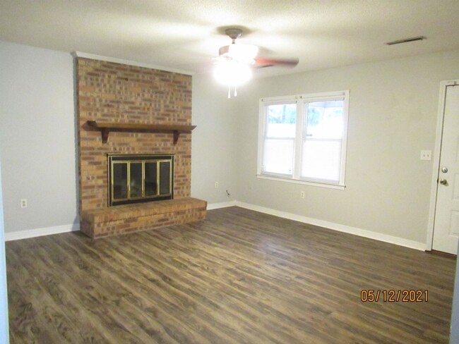 Building Photo - Brick Ranch Near Shaw AFB-3 Bedroom, 2 Bath
