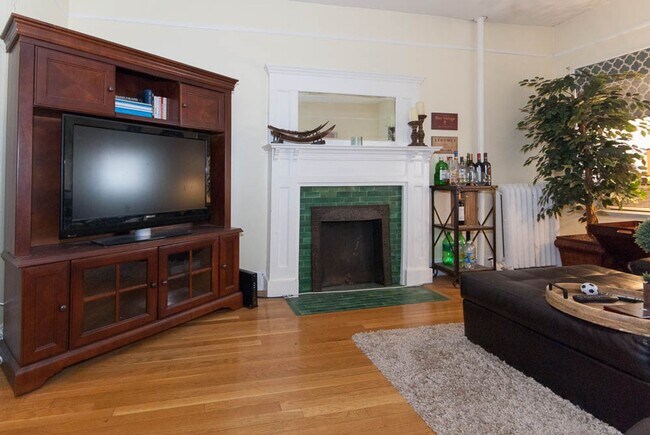 Building Photo - Comm Ave 2bed on the Green Line - Heat/HW ...