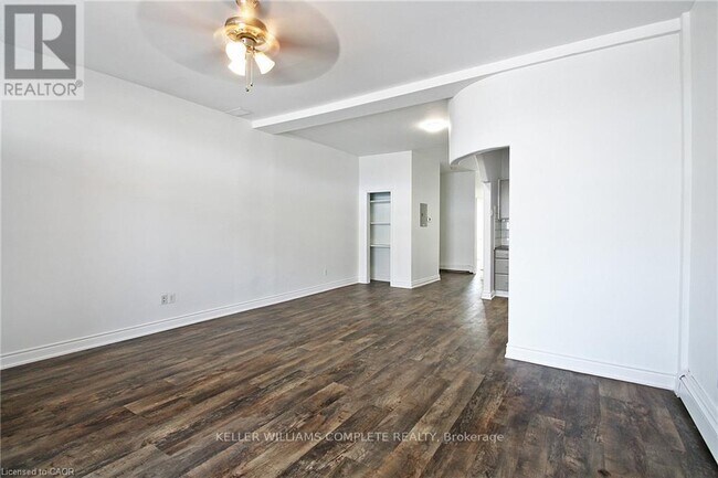 Photo du bâtiment - 590-590 Main St E