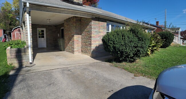 Building Photo - 537 Hawthorn Rd