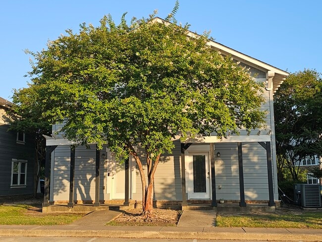 Exterior trasero - 1725 Harvey Mitchell Pkwy S