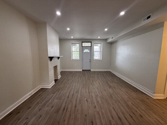 Building Photo - Renovated 2-Bedroom Apartment in Vibrant U...