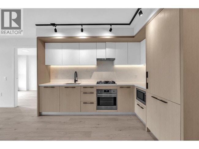 Building Photo - 2729 Kingsway